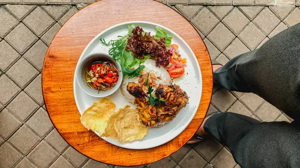 Sebzeli tavuk kanadı.