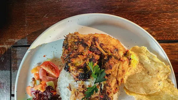 Yumurta ve sebzeli kızarmış tavuk.