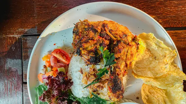 Sebzeli kızarmış tavuk.