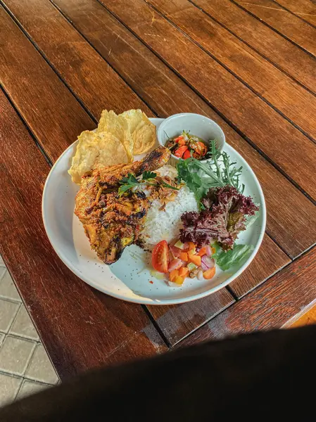 Pirinç ve sebzeli kızarmış tavuk.