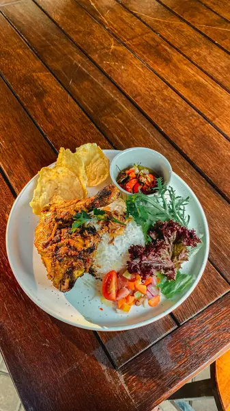 Endonezya yemeği. Kızarmış domuz, kızarmış pilav, tavuk, kızarmış tavuk, tavuk ve sebze. Endonezya yemekleri.