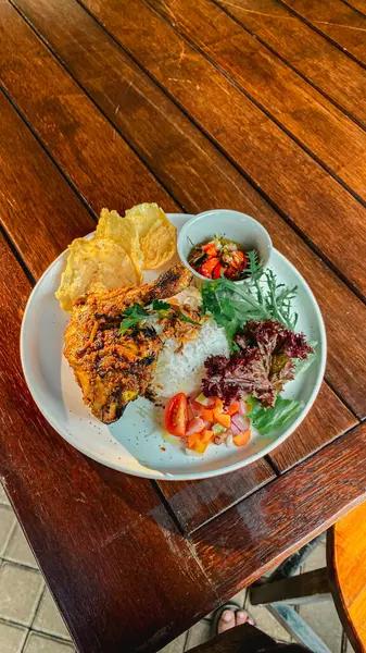 Tahta masada körili kızarmış tavuk ve pilav.