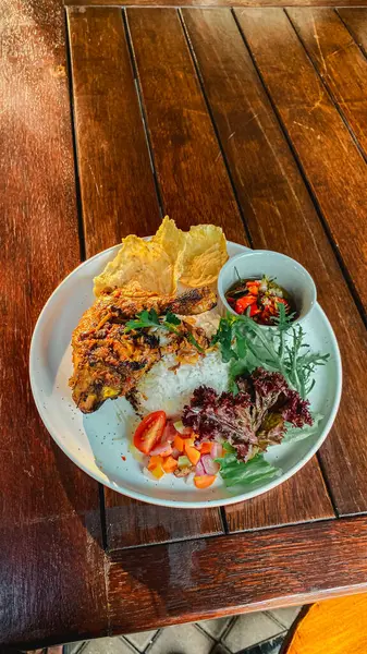 Tabakta kızarmış tavuk ve sebzeli pilav.