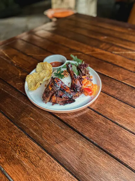 Kızarmış tavuk, pilav ve kızarmış patates.