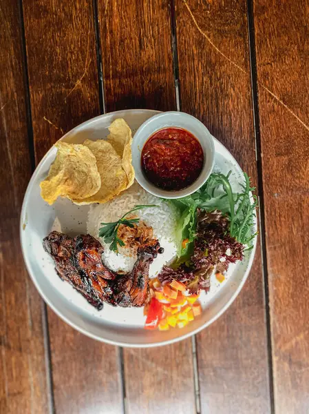 Pilav ve sebzeli kızarmış tavuk kanadı, Tayland usulü mutfak.