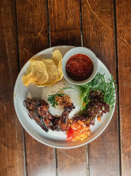 Masada Endonezya yemeği var.