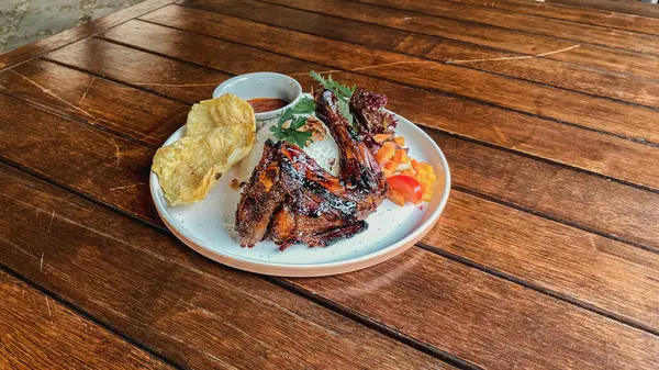 Sos ve baharatlı kızarmış tavuk kanadı.