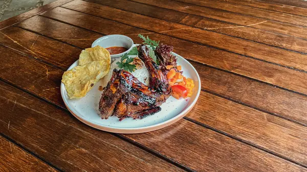 Sebze ve baharatlı ızgara domuz eti.