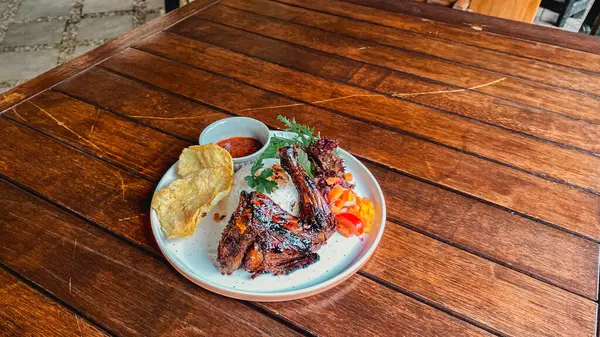 Patates ve soslu kızarmış pirzola.