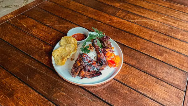 patates ve sos ile ızgara kaburga