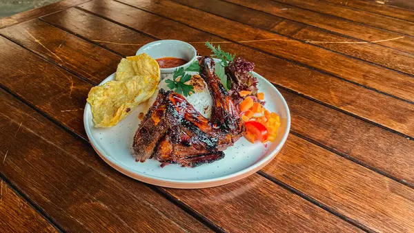 Baharatlı soslu kızarmış tavuk budu.