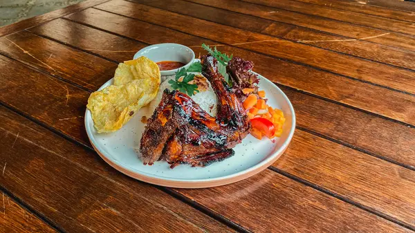 Sebze ve soslu kızarmış balık.