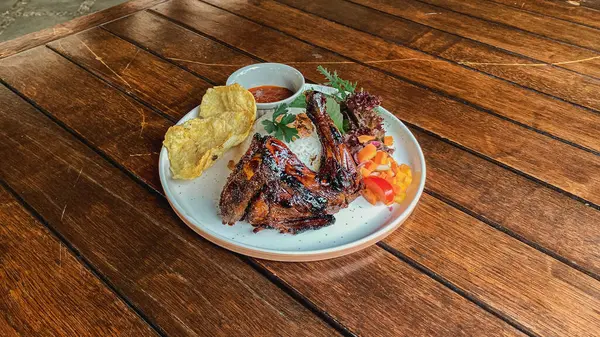 Kızarmış tavuk kanadı ahşap tablo