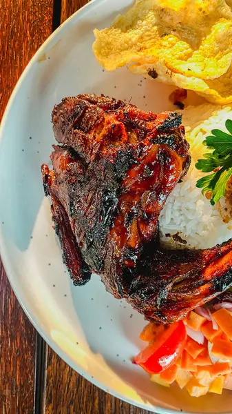 Pirinç ve sebzeli ızgara pirzola.