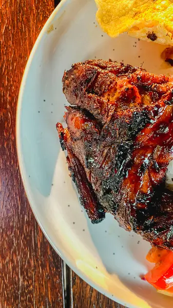 Izgara pirzola, sebze, baharat ve sos.