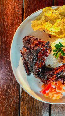 Domuz eti ve sebzeli kızarmış pirinç.