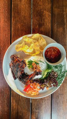 Sebze ve soslu ızgara tavuk.