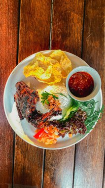 Pirinç ve sebzeli kızarmış tavuk.