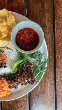 Tayland baharatlı pilav, karides ve sahanda yumurta.