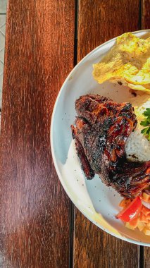 Kızarmış tavuk, kızarmış yumurta ve sebze.