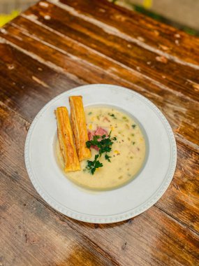 Tavuklu ve kızarmış ekmekli lezzetli bir yemeğin yakın plan görüntüsü.