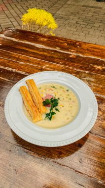 Erişteli lezzetli çorba ve masada et.