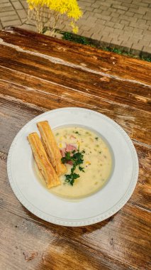 Tavuk, sebze ve sebzeli harika bir çorba.