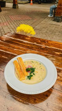 Kremalı çorba ve kızarmış ekmek.