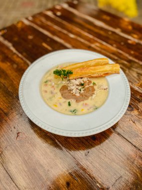 Tavuk ve sebzeli çorba.