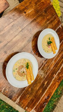 Tahta masada iki lezzetli tavuk eti ve patates gözlemesi.