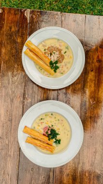 Domuz pirzolası ve sebzeli çorba.