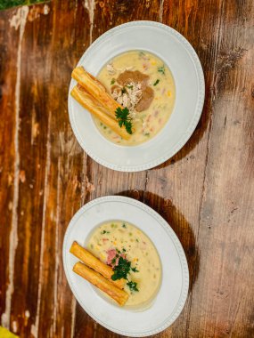 İki kase et ve sosisli çorba.