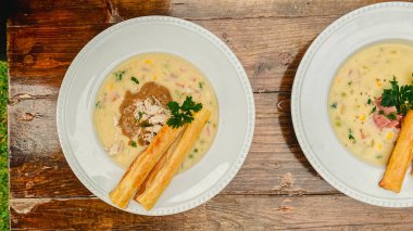 Tütsülenmiş et ve kızarmış ekmek ile beyaz kremalı çorba.