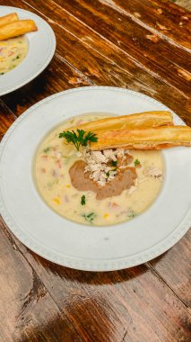 Geleneksel İspanyol çorbası, tavuk ve kızarmış ekmek..