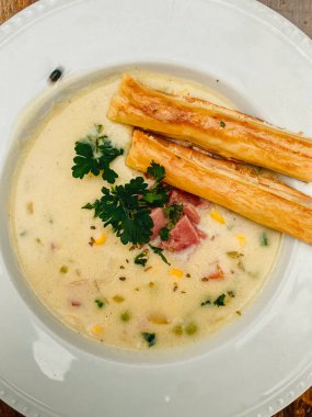 Pastırmalı çorba ve kuşkonmaz.