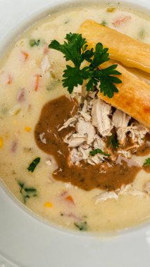 tavuk çorbası, sebze ve mantar ile