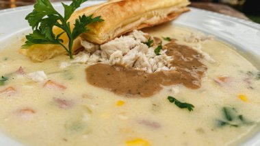 Tavuk ve sebzeli yakın plan bir çorba.