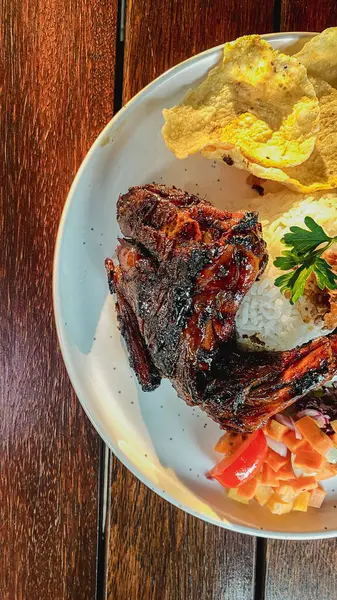 Domuz eti ve sebzeli kızarmış pirinç.