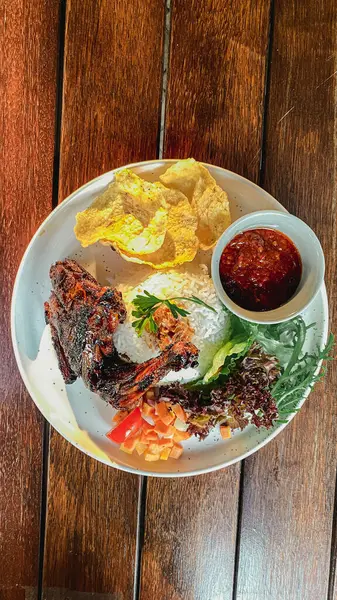 Pirinç ve sebzeli kızarmış tavuk.