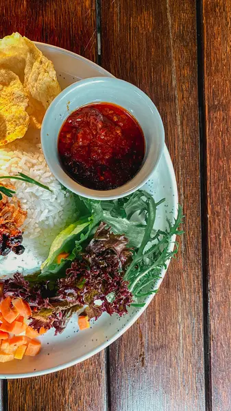 Tayland baharatlı pilav, karides ve sahanda yumurta.