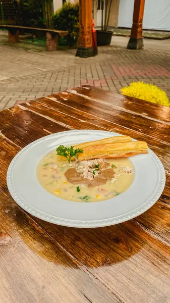 Et ve sebzeli makarna fotoğrafı.