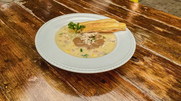 Bir restoranda çorba.