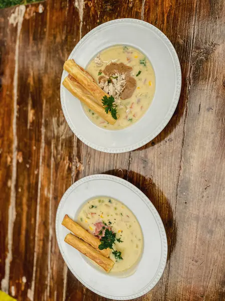 İki kase et ve sosisli çorba.