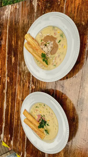 Bir kasede et ve mantarlı iki çorba.