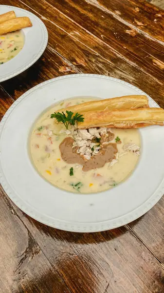 Geleneksel İspanyol çorbası, tavuk ve kızarmış ekmek..