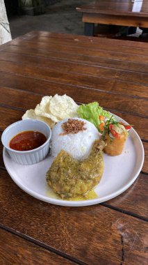 Kızarmış tavuk ve sebzeli Endonezya kızartması.