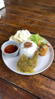 Kızarmış balık, pilav ve kızarmış yumurta.