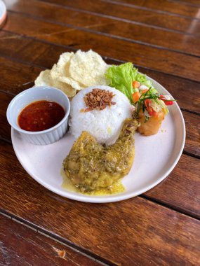 Köri soslu kızarmış tavuk ve beyaz tabakta pilav.