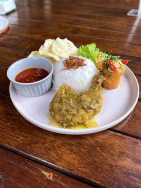 Kızarmış tavuk, pilav ve sos, lezzetli yemekler.