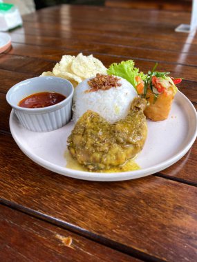 Rice Fried Chicken curry ile